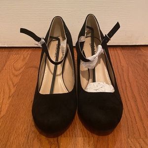 BRAND NEW! Bella Marie Women’s Black Suede Heels Denise - 1 style Size 10.